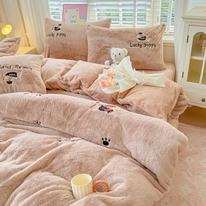 91家纺网 家纺一手货源 找家纺 云木里 2025新款兔绒卡通刺绣手工四件套 兔绒 腊肠狗-卡其