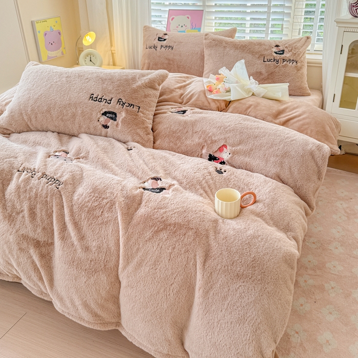 91家纺网 家纺一手货源 找家纺 云木里 2025新款兔绒卡通刺绣手工四件套 兔绒 腊肠狗-卡其