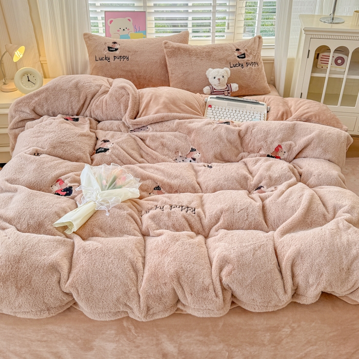 91家纺网 家纺一手货源 找家纺 云木里 2025新款兔绒卡通刺绣手工四件套 兔绒 腊肠狗-卡其