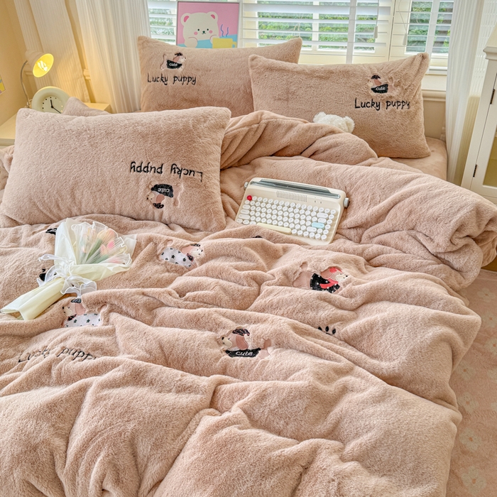 91家纺网 家纺一手货源 找家纺 云木里 2025新款兔绒卡通刺绣手工四件套 兔绒 腊肠狗-卡其