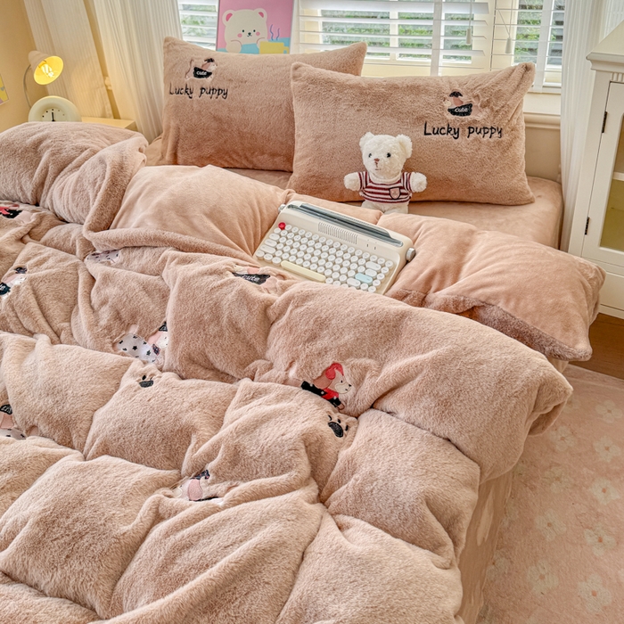 91家纺网 家纺一手货源 找家纺 云木里 2025新款兔绒卡通刺绣手工四件套 兔绒 腊肠狗-卡其