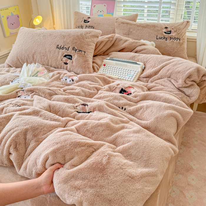 91家纺网 家纺一手货源 找家纺 云木里 2025新款兔绒卡通刺绣手工四件套 兔绒 腊肠狗-卡其