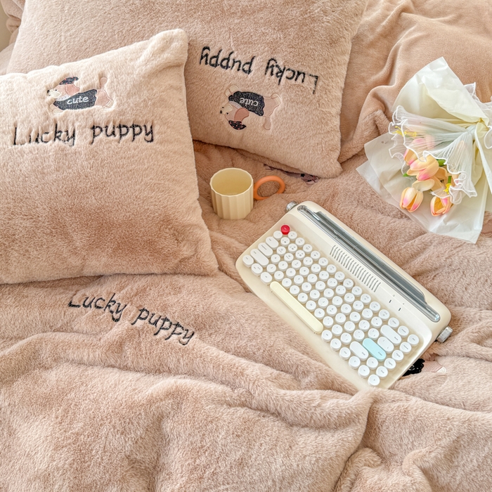 91家纺网 家纺一手货源 找家纺 云木里 2025新款兔绒卡通刺绣手工四件套 兔绒 腊肠狗-卡其