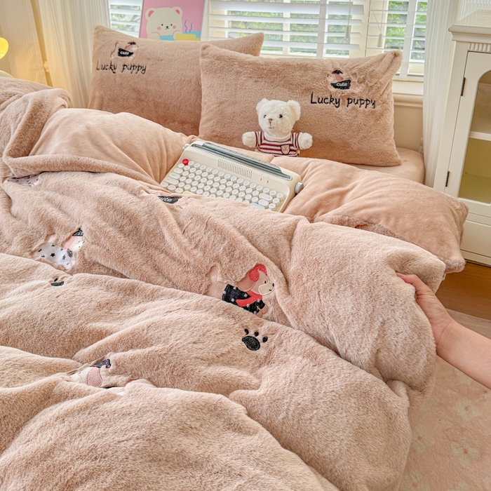 91家纺网 家纺一手货源 找家纺 云木里 2025新款兔绒卡通刺绣手工四件套 兔绒 腊肠狗-卡其