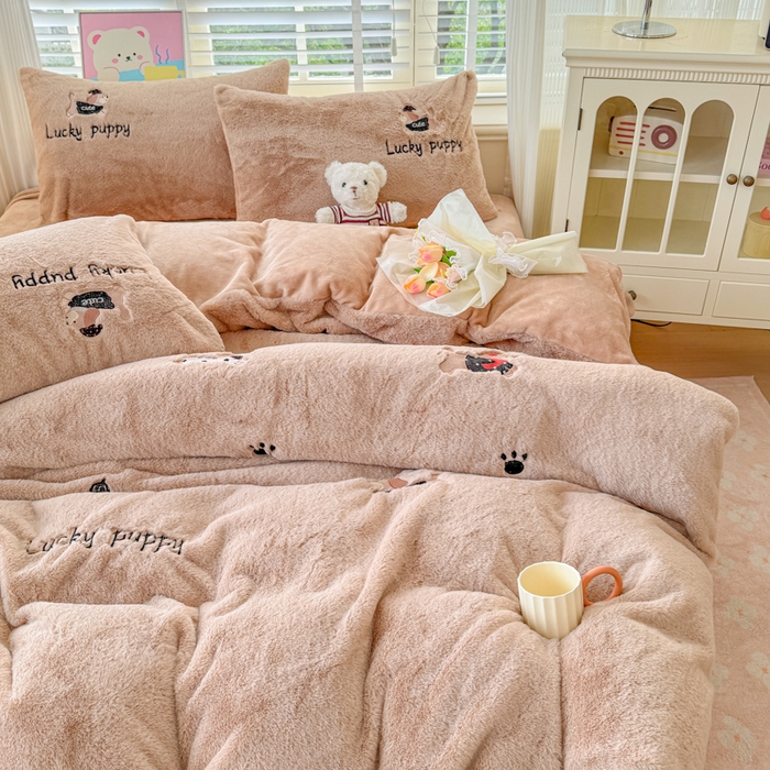 91家纺网 家纺一手货源 找家纺 云木里 2025新款兔绒卡通刺绣手工四件套 兔绒 腊肠狗-卡其