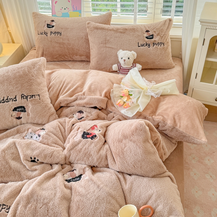 91家纺网 家纺一手货源 找家纺 云木里 2025新款兔绒卡通刺绣手工四件套 兔绒 腊肠狗-卡其