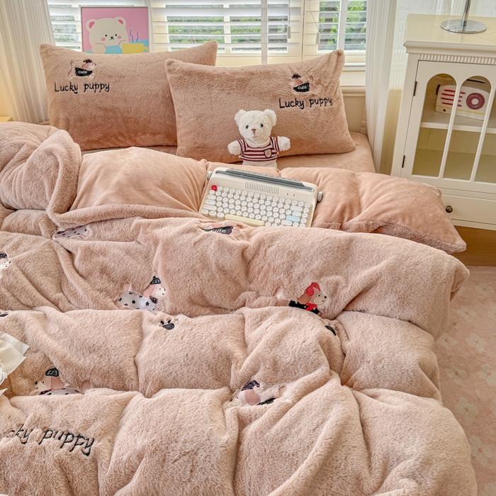 91家纺网 家纺一手货源 找家纺 云木里 2025新款兔绒卡通刺绣手工四件套 兔绒 腊肠狗-卡其