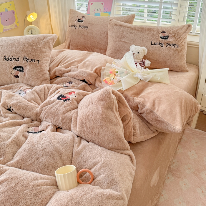 91家纺网 家纺一手货源 找家纺 云木里 2025新款兔绒卡通刺绣手工四件套 兔绒 腊肠狗-卡其