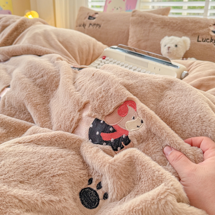 91家纺网 家纺一手货源 找家纺 云木里 2025新款兔绒卡通刺绣手工四件套 兔绒 腊肠狗-卡其