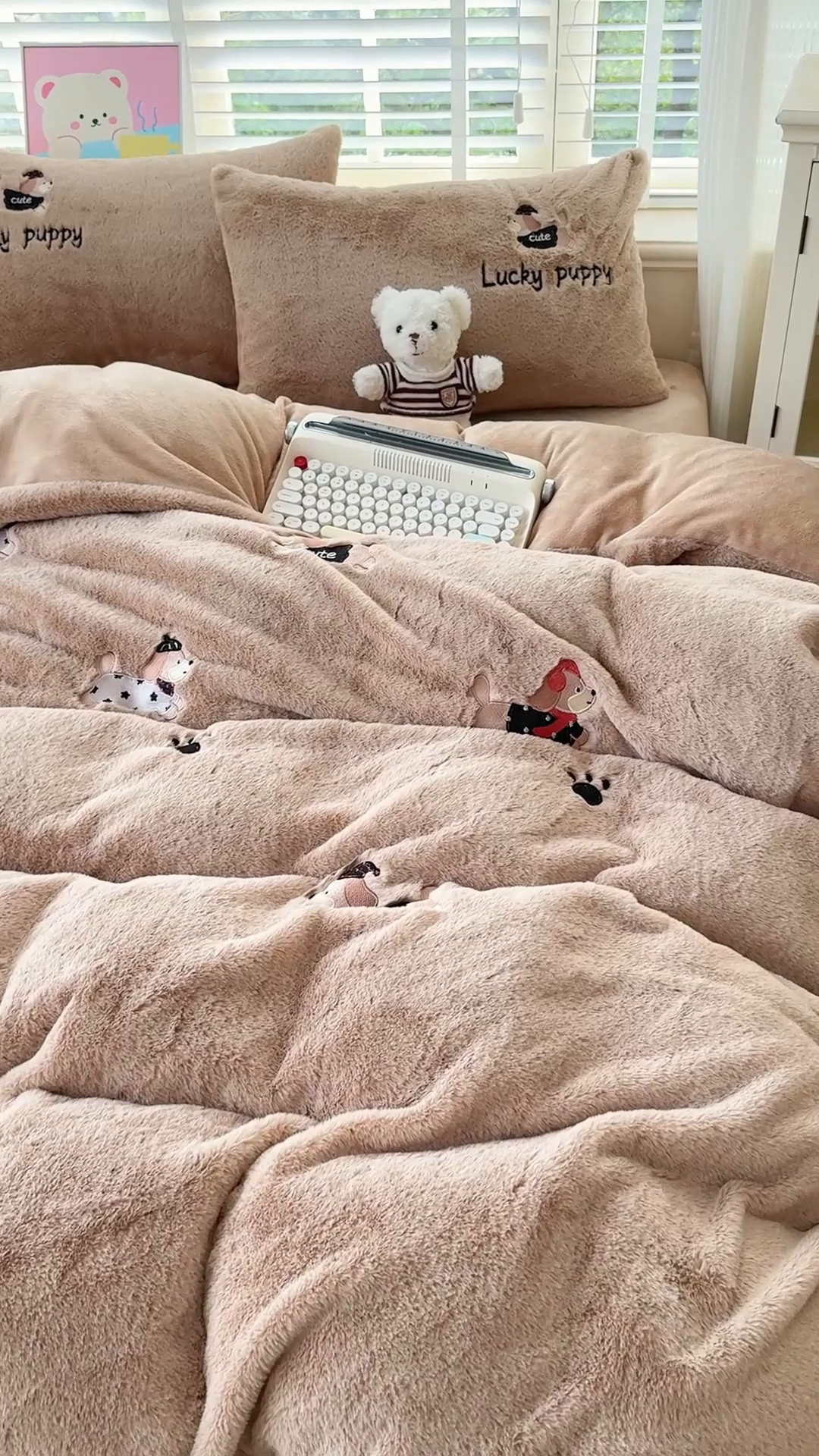 91家纺网 家纺一手货源 找家纺 云木里 2025新款兔绒卡通刺绣手工四件套 兔绒 腊肠狗-卡其