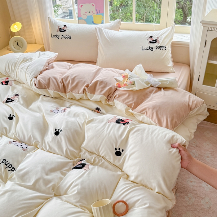 91家纺网 家纺一手货源 找家纺 云木里 2025新款兔绒卡通刺绣手工四件套 兔绒 腊肠狗-杏