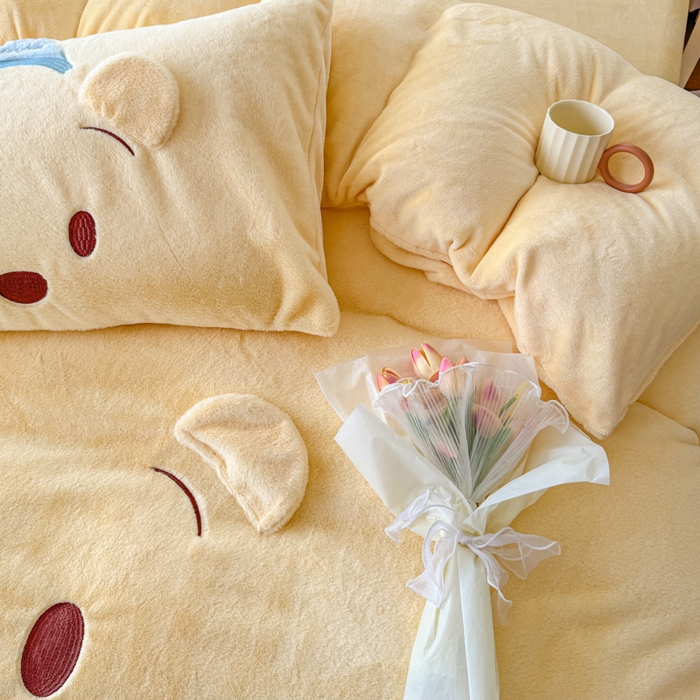 91家纺网 家纺一手货源 找家纺 云木里 2025新款兔绒卡通刺绣手工四件套 兔绒 维尼头