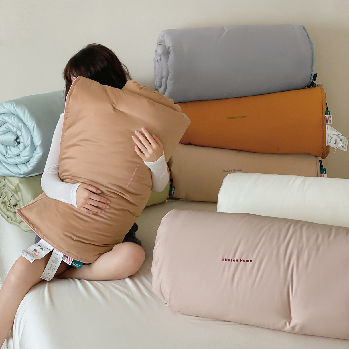 91家纺网 家纺一手货源 找家纺 丽笙被芯 2025新款秋冬亲肤舒适80S超细旦天丝棉微磨毛素色可水洗懒人被-场景二 组合图仅供展示