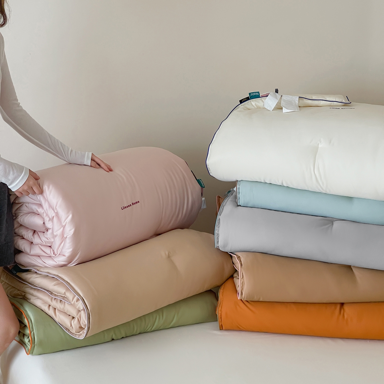 91家纺网 家纺一手货源 找家纺 丽笙被芯 2025新款秋冬亲肤舒适80S超细旦天丝棉微磨毛素色可水洗懒人被-场景二 组合图仅供展示