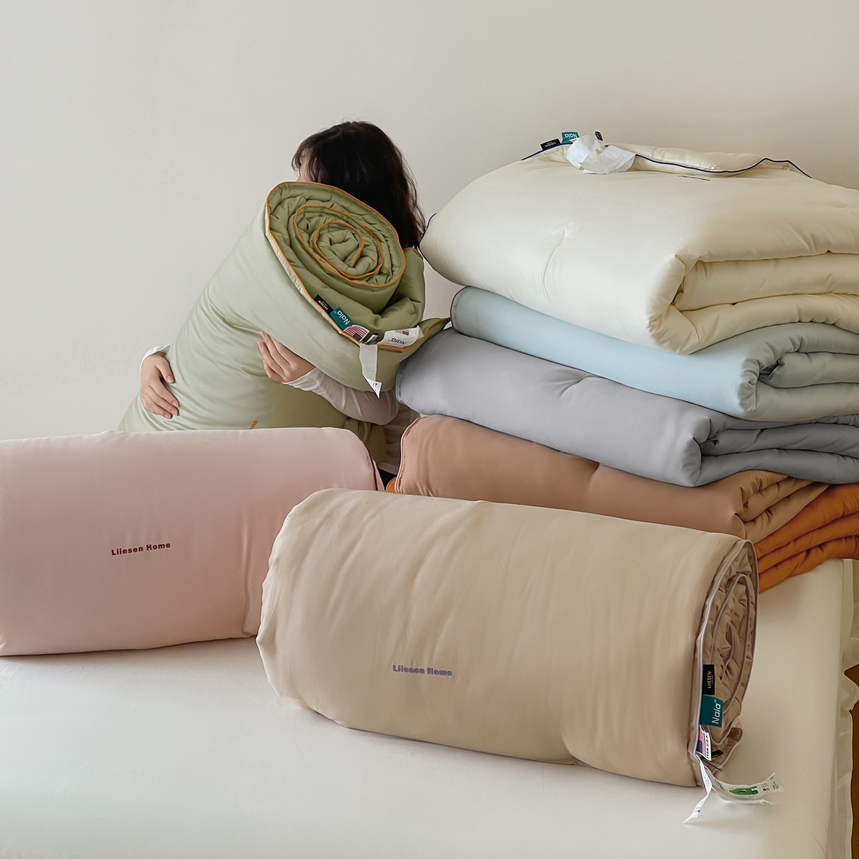 91家纺网 家纺一手货源 找家纺 丽笙被芯 2025新款秋冬亲肤舒适80S超细旦天丝棉微磨毛素色可水洗懒人被-场景二 组合图仅供展示