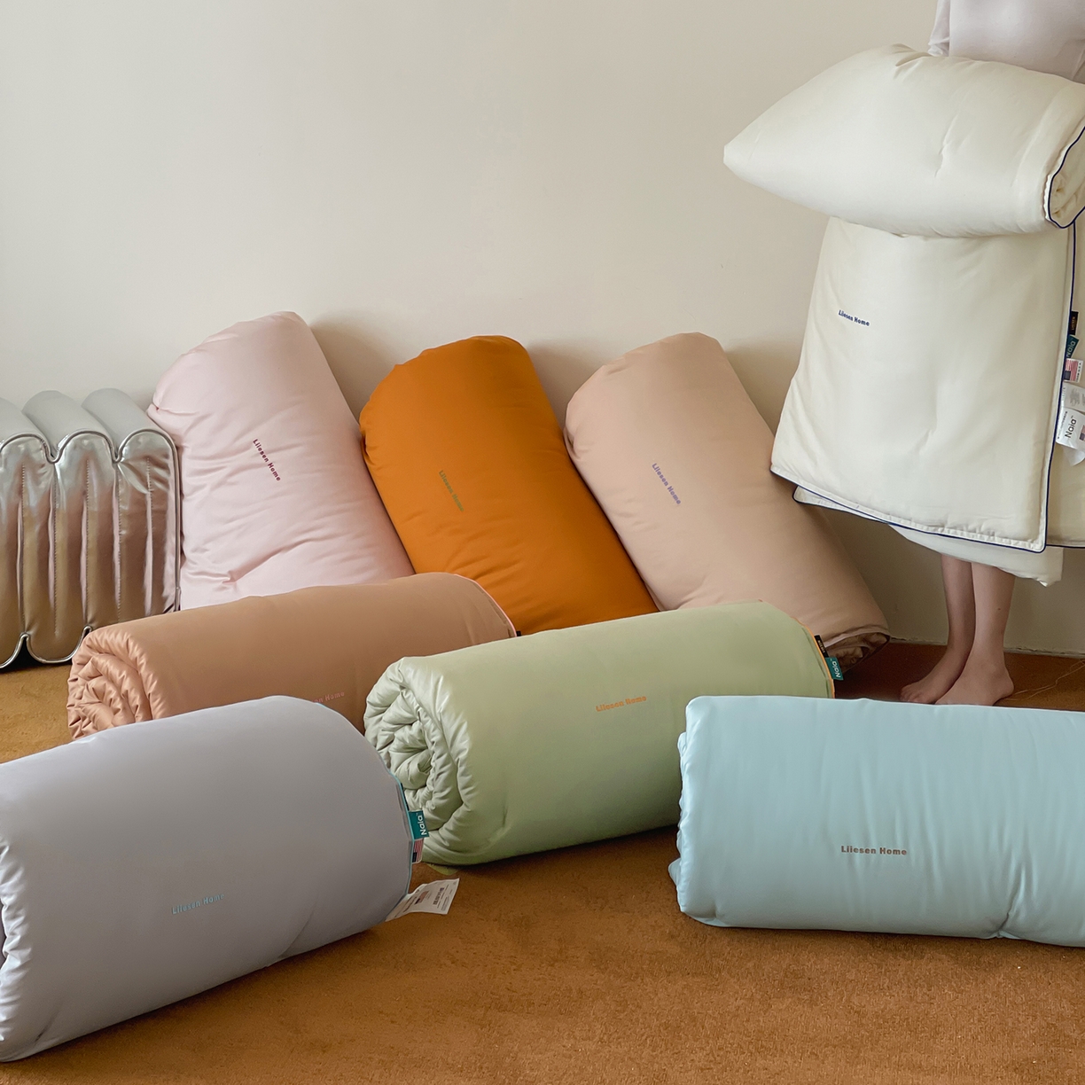 91家纺网 家纺一手货源 找家纺 丽笙被芯 2025新款秋冬亲肤舒适80S超细旦天丝棉微磨毛素色可水洗懒人被-场景二 组合图仅供展示