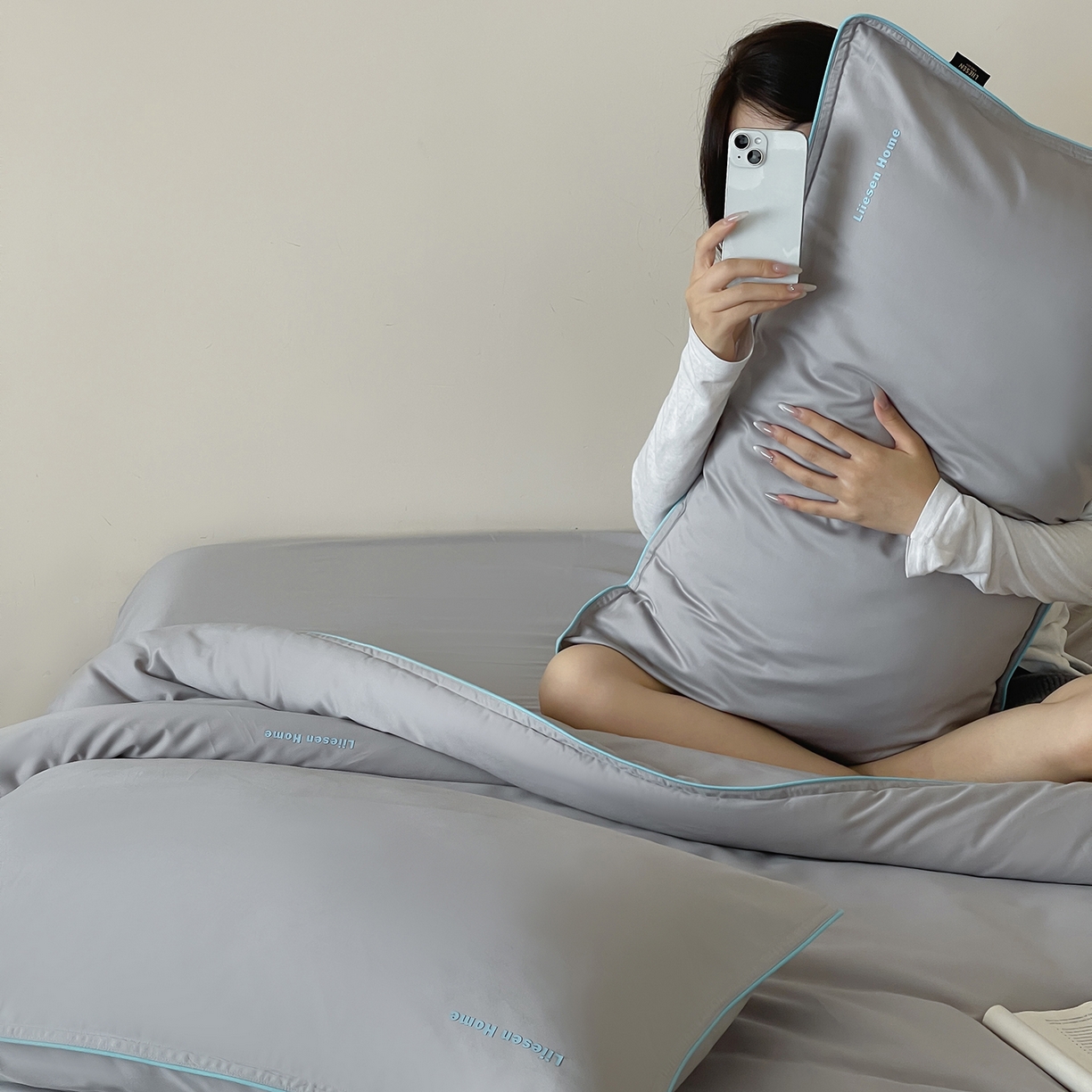 91家纺网 家纺一手货源 找家纺 丽笙被芯 2025新款秋冬亲肤舒适80S超细旦天丝棉微磨毛素色可水洗懒人被-场景二 鸽子灰