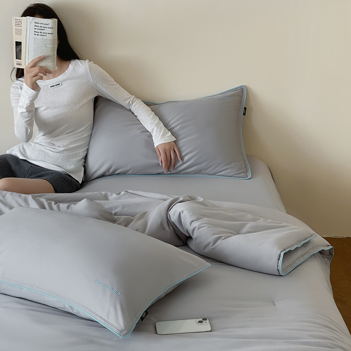 91家纺网 家纺一手货源 找家纺 丽笙被芯 2025新款秋冬亲肤舒适80S超细旦天丝棉微磨毛素色可水洗懒人被-场景二 鸽子灰