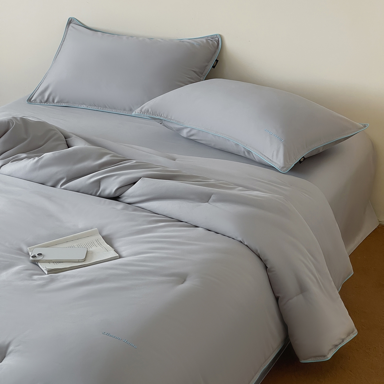 91家纺网 家纺一手货源 找家纺 丽笙被芯 2025新款秋冬亲肤舒适80S超细旦天丝棉微磨毛素色可水洗懒人被-场景二 鸽子灰