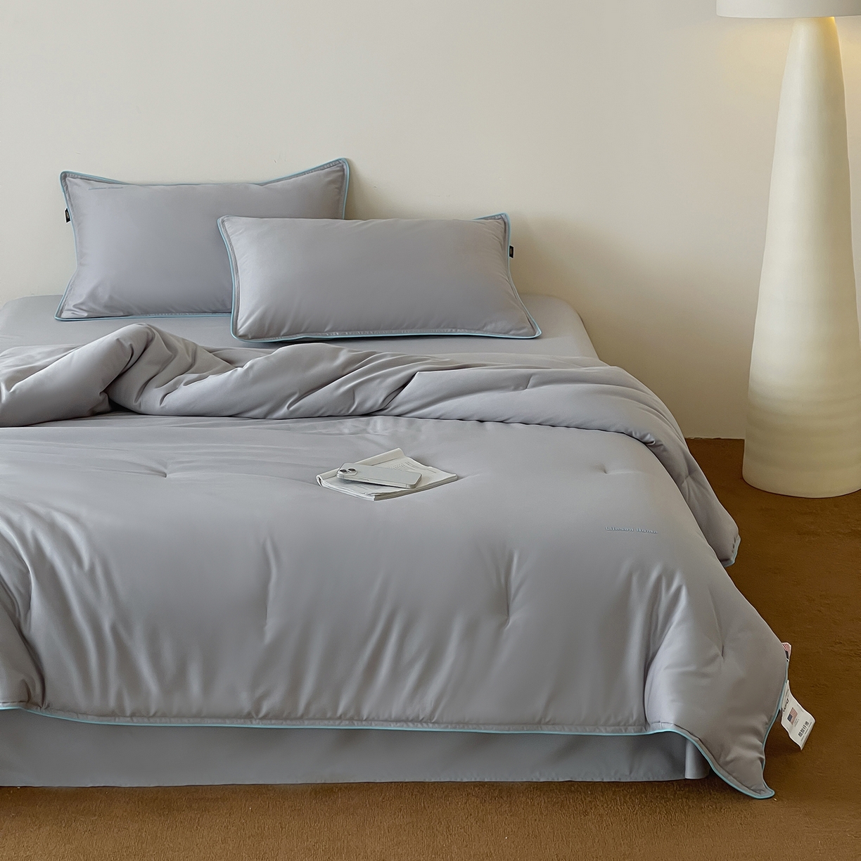 91家纺网 家纺一手货源 找家纺 丽笙被芯 2025新款秋冬亲肤舒适80S超细旦天丝棉微磨毛素色可水洗懒人被-场景二 鸽子灰