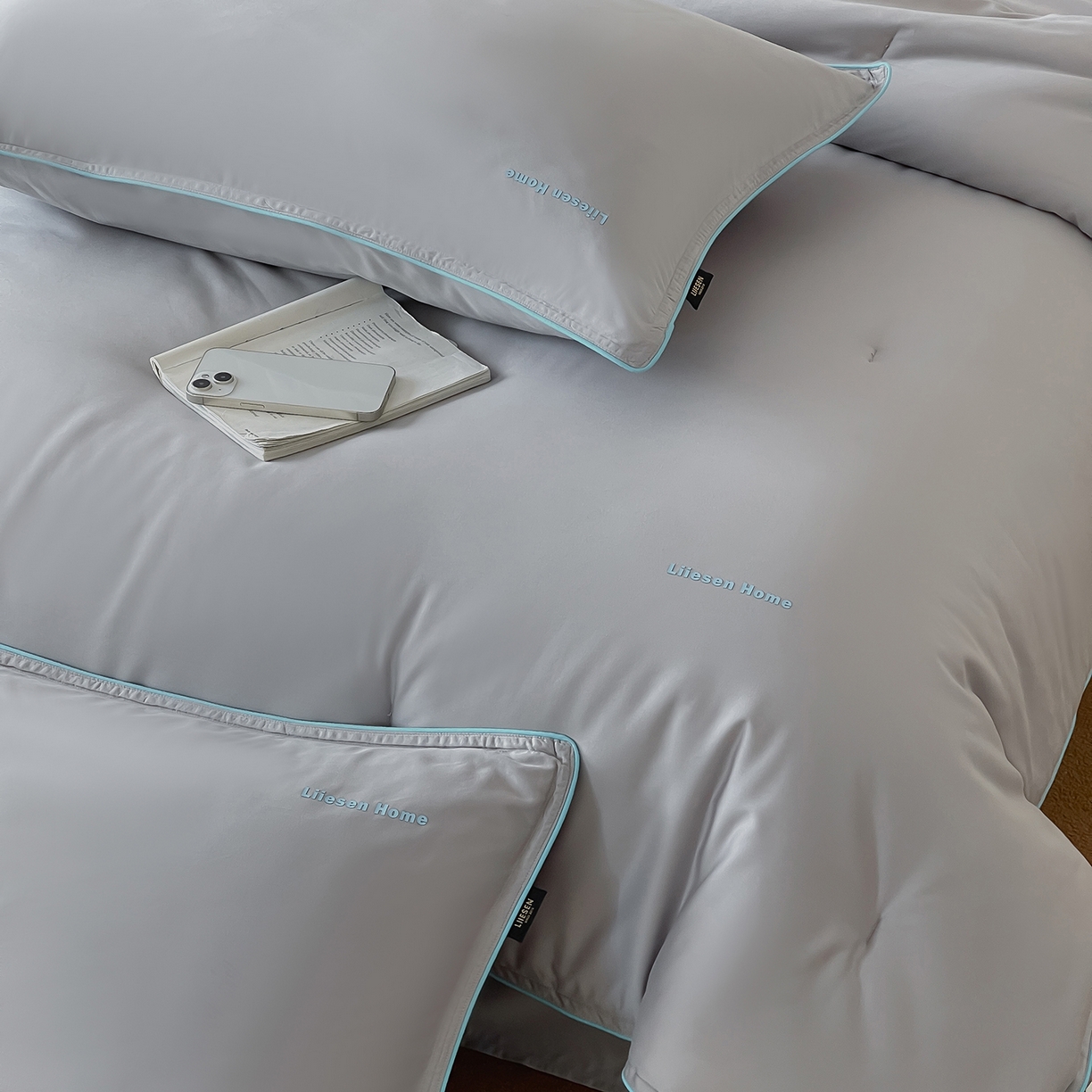 91家纺网 家纺一手货源 找家纺 丽笙被芯 2025新款秋冬亲肤舒适80S超细旦天丝棉微磨毛素色可水洗懒人被-场景二 鸽子灰