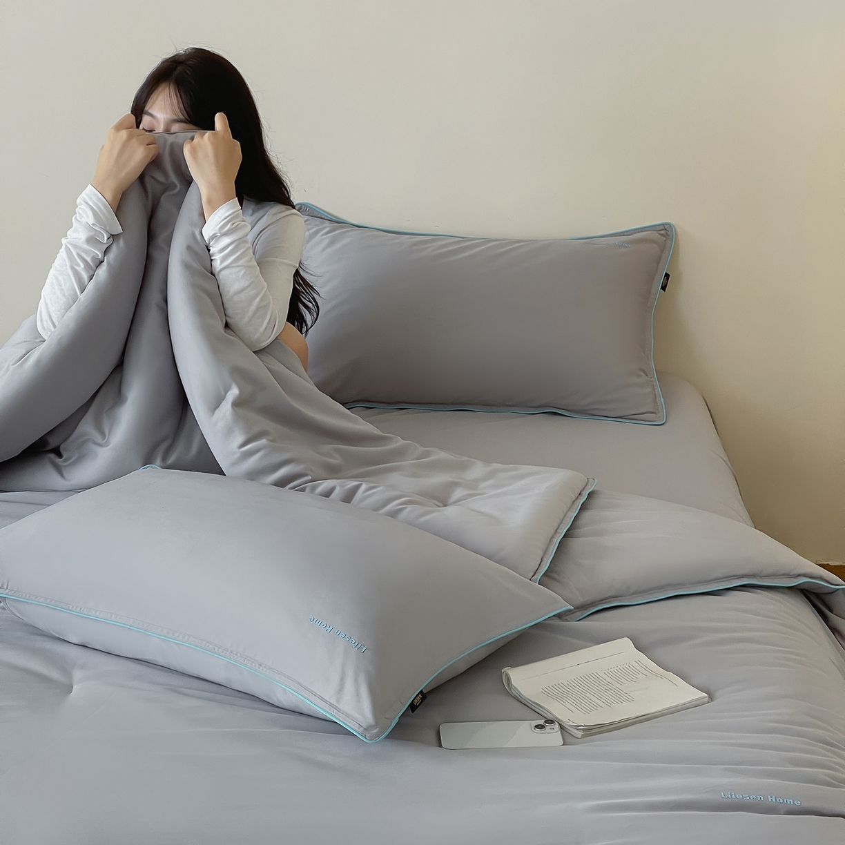 91家纺网 家纺一手货源 找家纺 丽笙被芯 2025新款秋冬亲肤舒适80S超细旦天丝棉微磨毛素色可水洗懒人被-场景二 鸽子灰