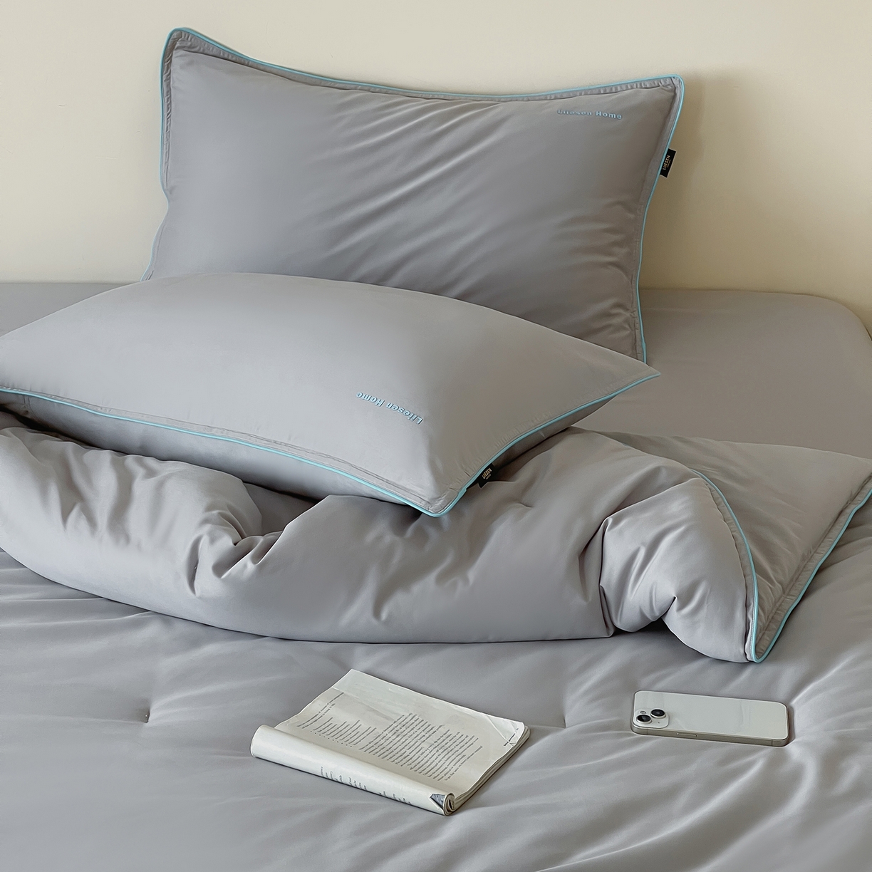 91家纺网 家纺一手货源 找家纺 丽笙被芯 2025新款秋冬亲肤舒适80S超细旦天丝棉微磨毛素色可水洗懒人被-场景二 鸽子灰