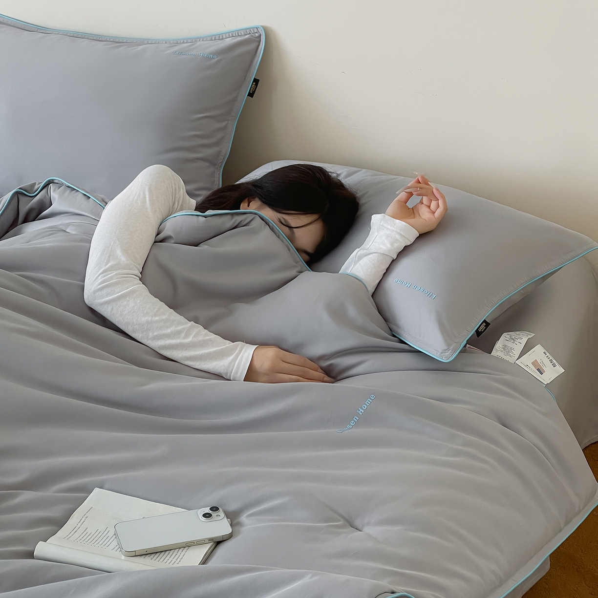 91家纺网 家纺一手货源 找家纺 丽笙被芯 2025新款秋冬亲肤舒适80S超细旦天丝棉微磨毛素色可水洗懒人被-场景二 鸽子灰