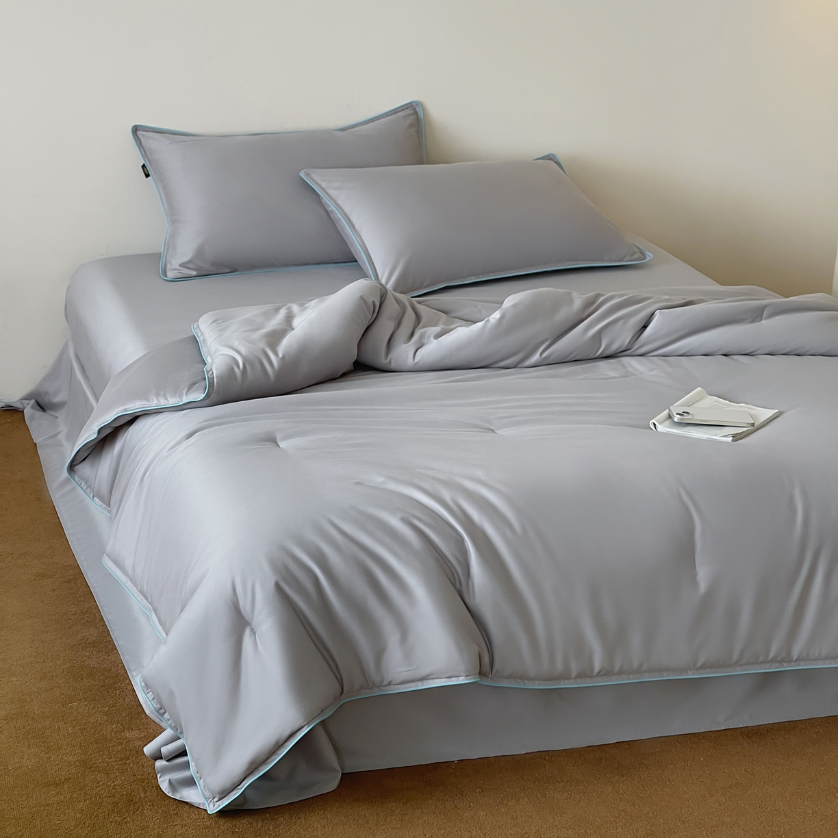 91家纺网 家纺一手货源 找家纺 丽笙被芯 2025新款秋冬亲肤舒适80S超细旦天丝棉微磨毛素色可水洗懒人被-场景二 鸽子灰