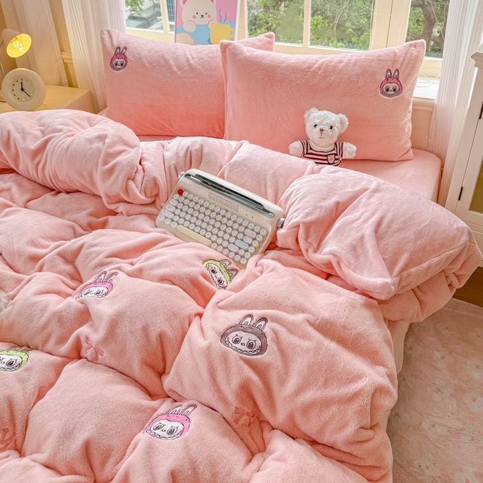 91家纺网 家纺一手货源 找家纺 云木里 2025新款兔绒卡通刺绣手工四件套 兔绒 拉布布-粉