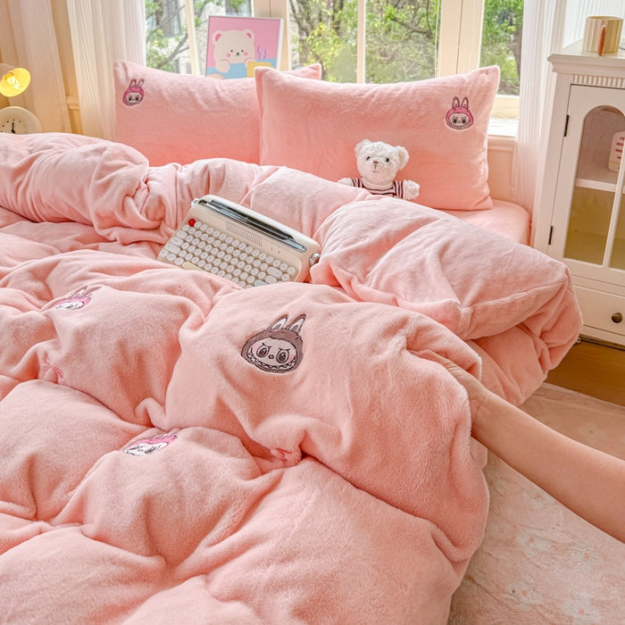 91家纺网 家纺一手货源 找家纺 云木里 2025新款兔绒卡通刺绣手工四件套 兔绒 拉布布-粉