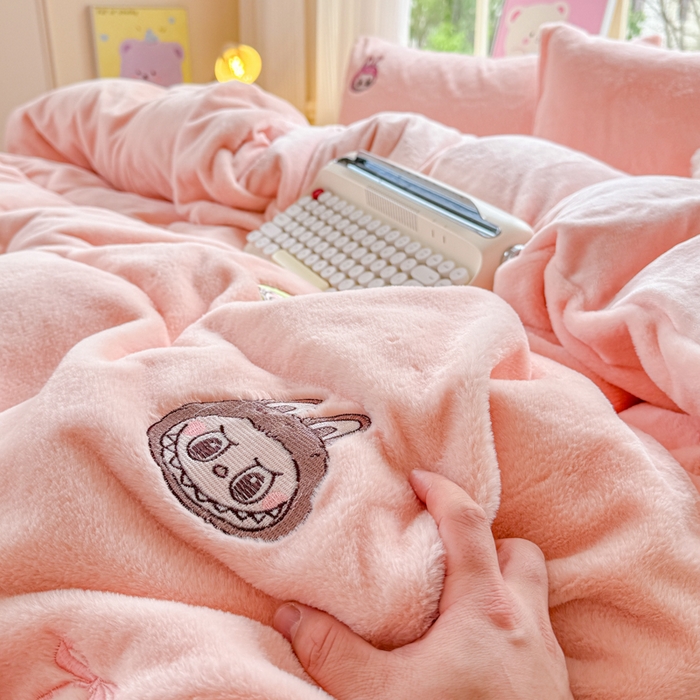 91家纺网 家纺一手货源 找家纺 云木里 2025新款兔绒卡通刺绣手工四件套 兔绒 拉布布-粉