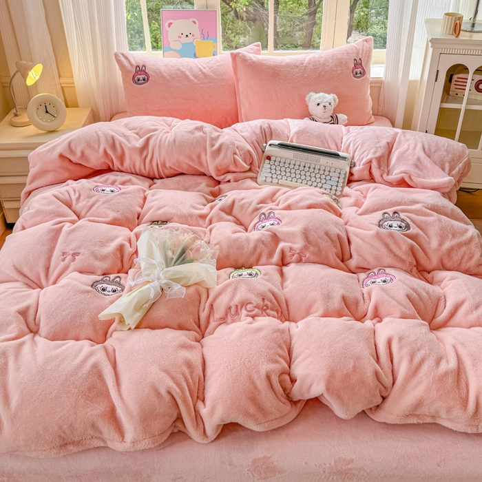 91家纺网 家纺一手货源 找家纺 云木里 2025新款兔绒卡通刺绣手工四件套 兔绒 拉布布-粉