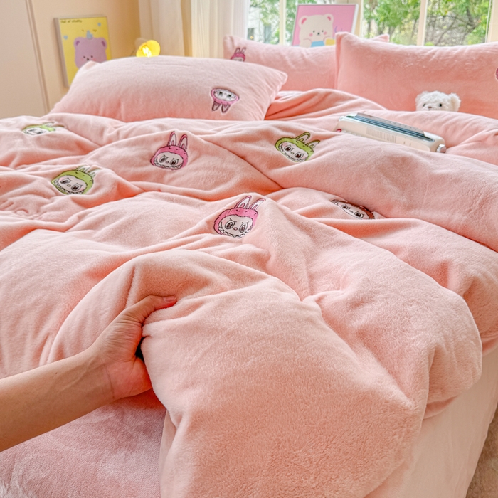 91家纺网 家纺一手货源 找家纺 云木里 2025新款兔绒卡通刺绣手工四件套 兔绒 拉布布-粉