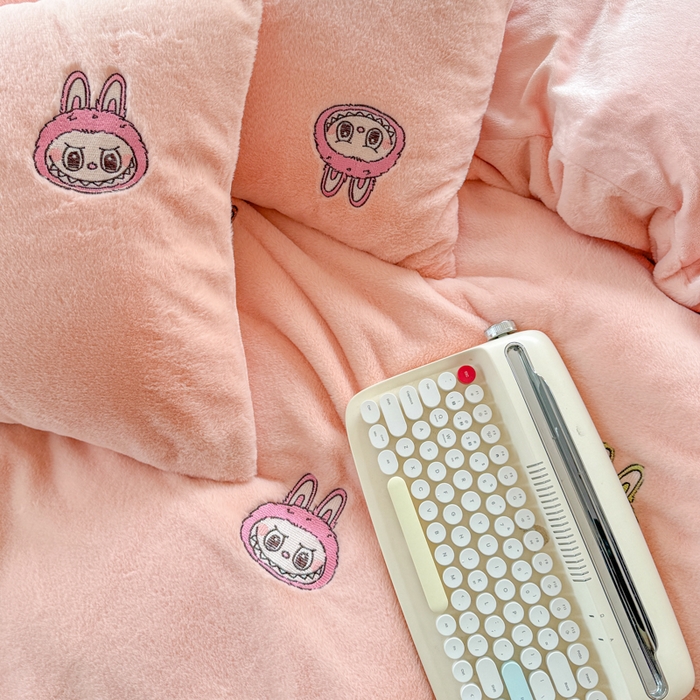 91家纺网 家纺一手货源 找家纺 云木里 2025新款兔绒卡通刺绣手工四件套 兔绒 拉布布-粉