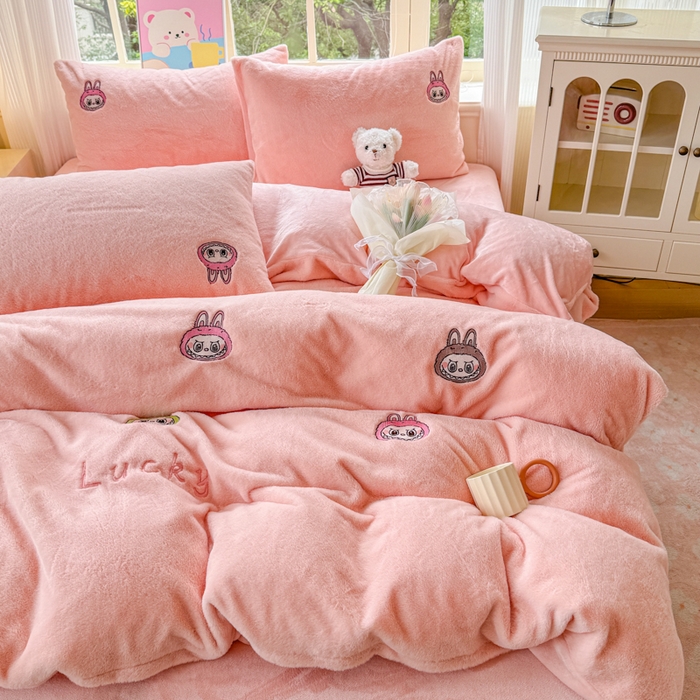 91家纺网 家纺一手货源 找家纺 云木里 2025新款兔绒卡通刺绣手工四件套 兔绒 拉布布-粉