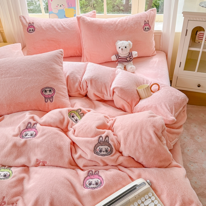 91家纺网 家纺一手货源 找家纺 云木里 2025新款兔绒卡通刺绣手工四件套 兔绒 拉布布-粉