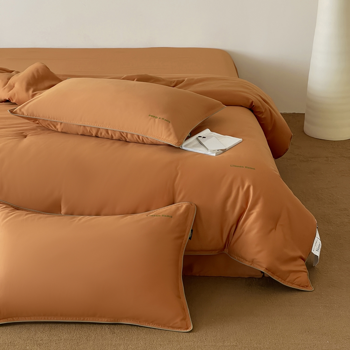91家纺网 家纺一手货源 找家纺 丽笙被芯 2025新款秋冬亲肤舒适80S超细旦天丝棉微磨毛素色可水洗懒人被-场景二 焦糖橙