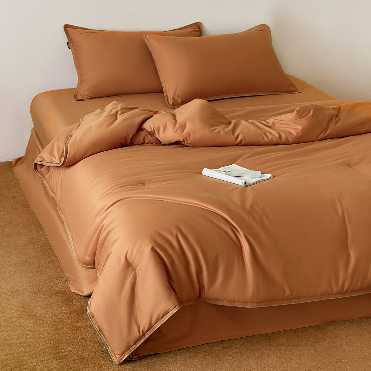 91家纺网 家纺一手货源 找家纺 丽笙被芯 2025新款秋冬亲肤舒适80S超细旦天丝棉微磨毛素色可水洗懒人被-场景二 焦糖橙