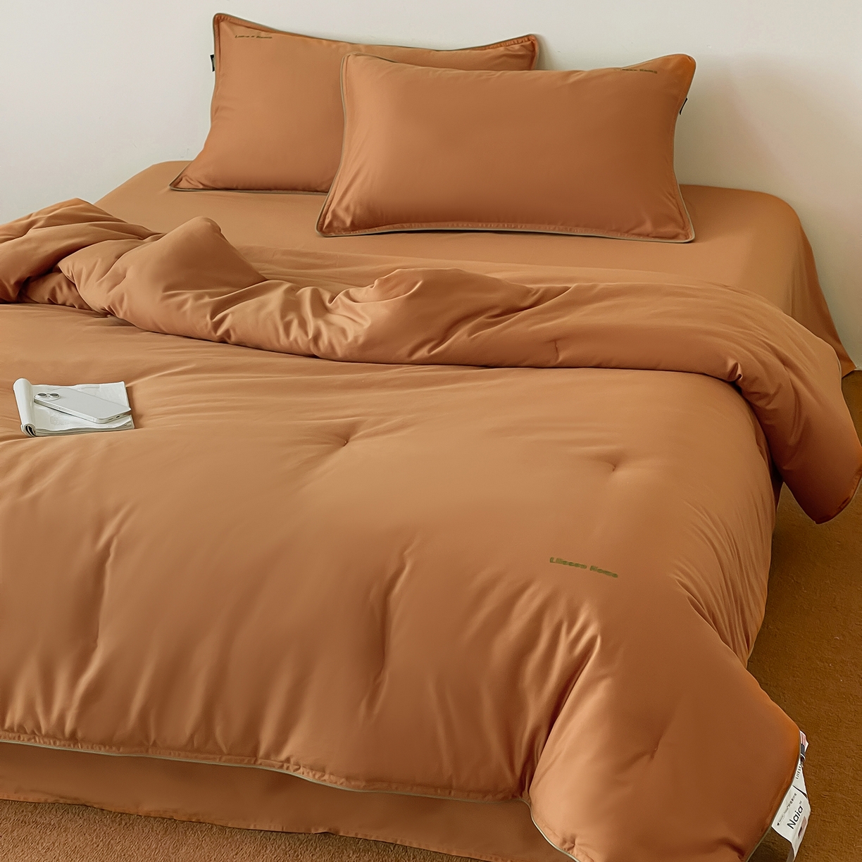 91家纺网 家纺一手货源 找家纺 丽笙被芯 2025新款秋冬亲肤舒适80S超细旦天丝棉微磨毛素色可水洗懒人被-场景二 焦糖橙