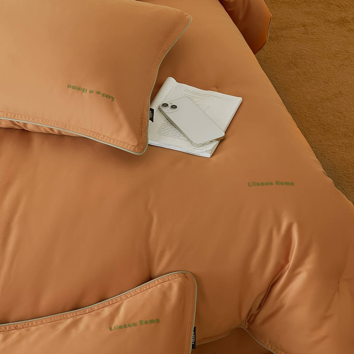 91家纺网 家纺一手货源 找家纺 丽笙被芯 2025新款秋冬亲肤舒适80S超细旦天丝棉微磨毛素色可水洗懒人被-场景二 焦糖橙