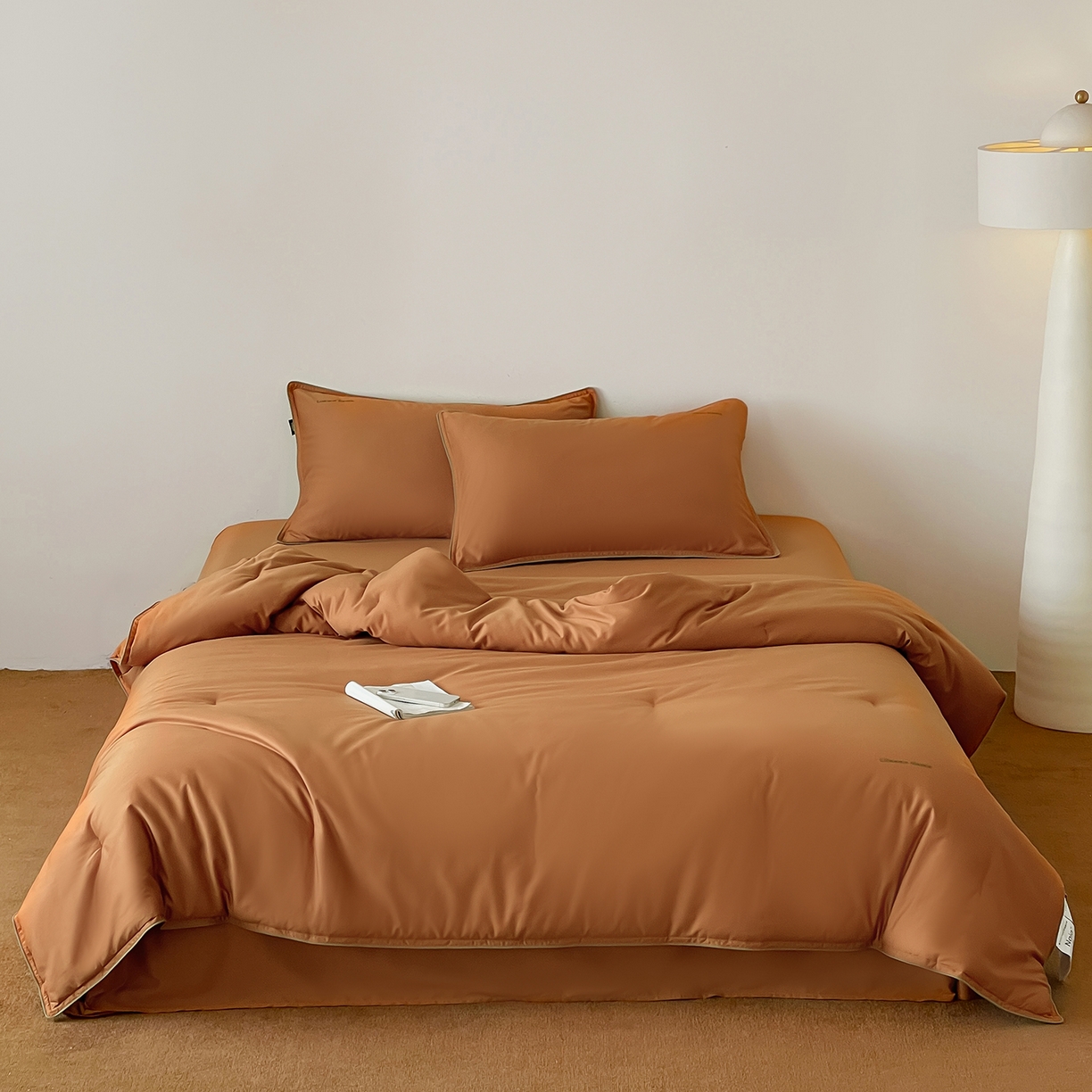 91家纺网 家纺一手货源 找家纺 丽笙被芯 2025新款秋冬亲肤舒适80S超细旦天丝棉微磨毛素色可水洗懒人被-场景二 焦糖橙