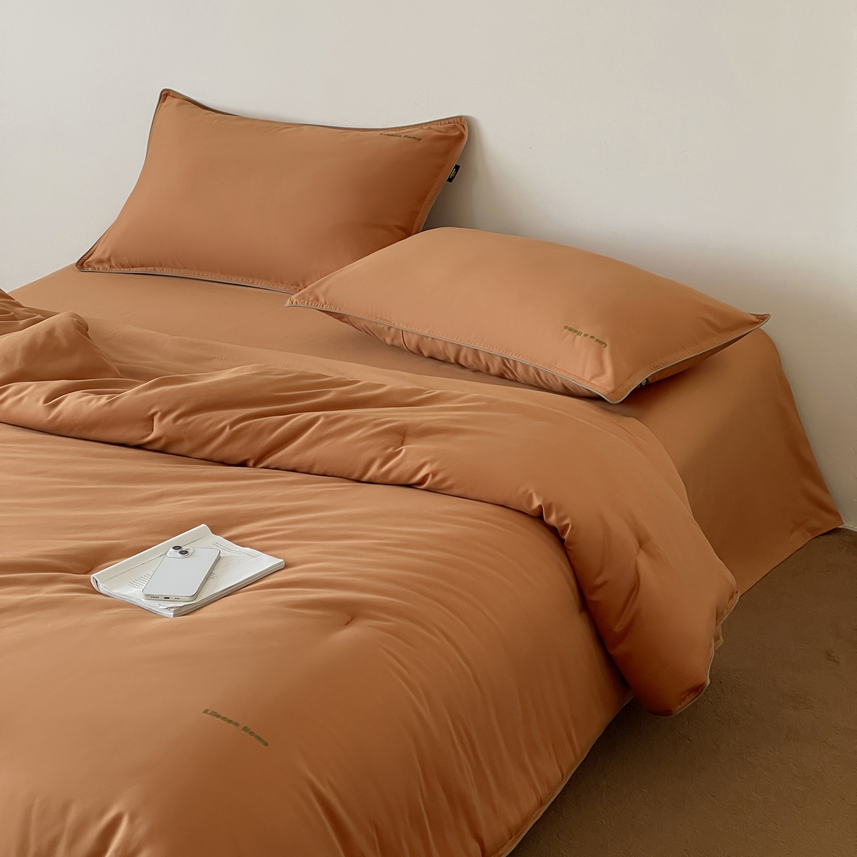 91家纺网 家纺一手货源 找家纺 丽笙被芯 2025新款秋冬亲肤舒适80S超细旦天丝棉微磨毛素色可水洗懒人被-场景二 焦糖橙