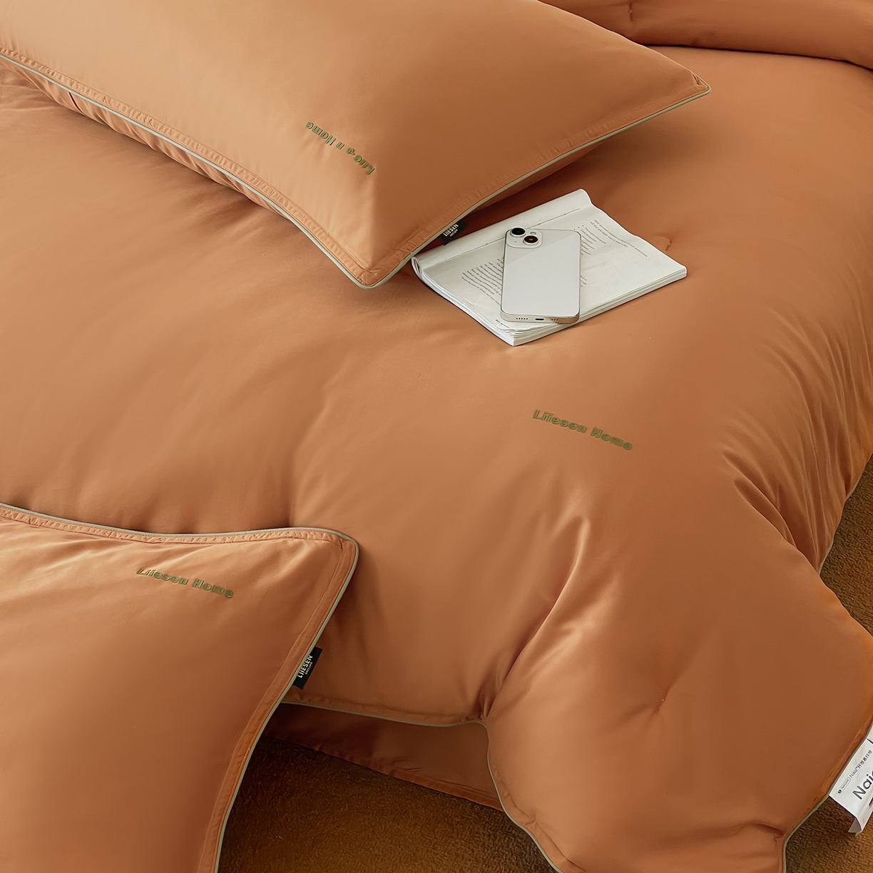 91家纺网 家纺一手货源 找家纺 丽笙被芯 2025新款秋冬亲肤舒适80S超细旦天丝棉微磨毛素色可水洗懒人被-场景二 焦糖橙
