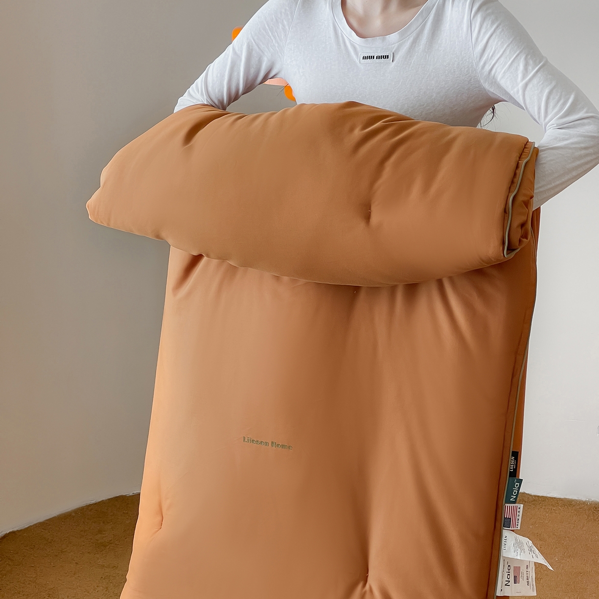 91家纺网 家纺一手货源 找家纺 丽笙被芯 2025新款秋冬亲肤舒适80S超细旦天丝棉微磨毛素色可水洗懒人被-场景二 焦糖橙