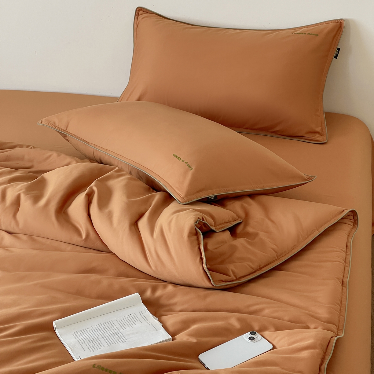 91家纺网 家纺一手货源 找家纺 丽笙被芯 2025新款秋冬亲肤舒适80S超细旦天丝棉微磨毛素色可水洗懒人被-场景二 焦糖橙