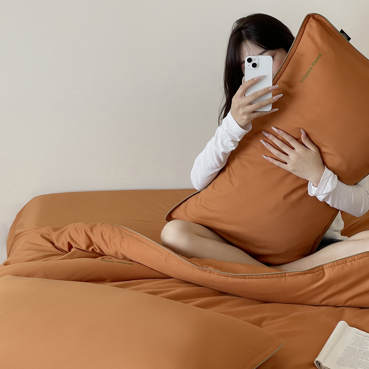 91家纺网 家纺一手货源 找家纺 丽笙被芯 2025新款秋冬亲肤舒适80S超细旦天丝棉微磨毛素色可水洗懒人被-场景二 焦糖橙