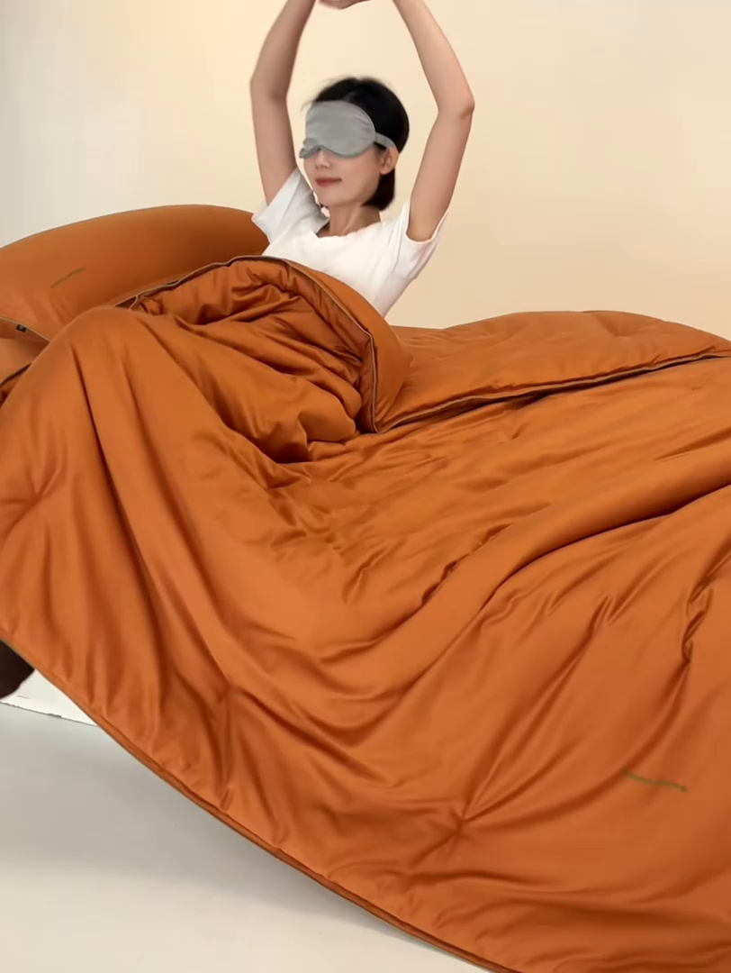91家纺网 家纺一手货源 找家纺 丽笙被芯 2025新款秋冬亲肤舒适80S超细旦天丝棉微磨毛素色可水洗懒人被-场景二 焦糖橙