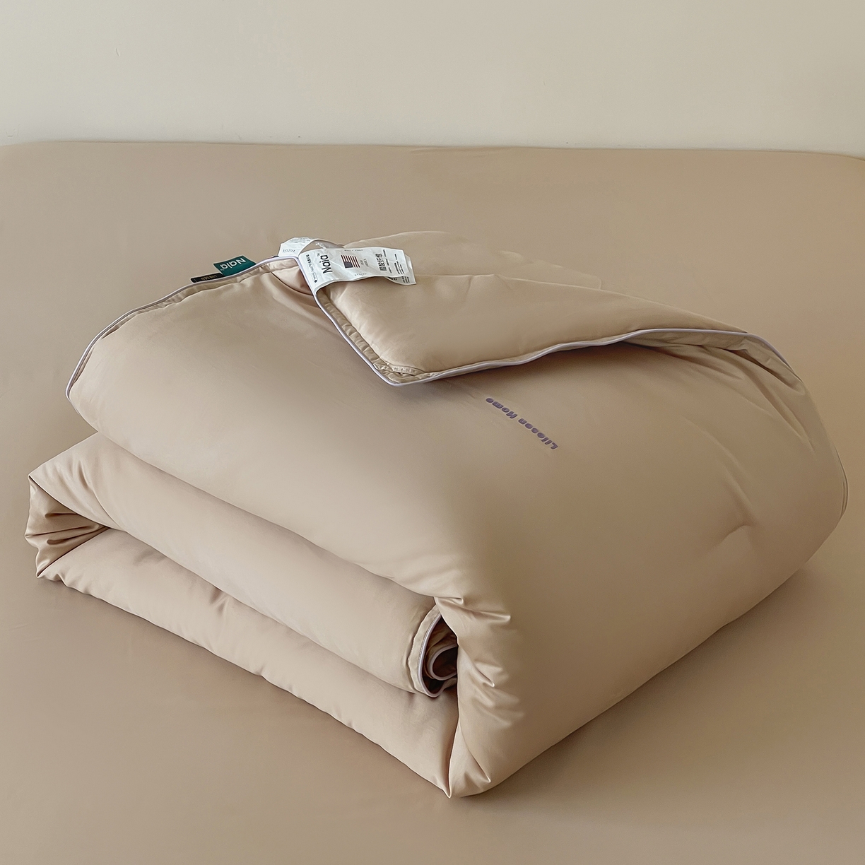 91家纺网 家纺一手货源 找家纺 丽笙被芯 2025新款秋冬亲肤舒适80S超细旦天丝棉微磨毛素色可水洗懒人被-场景二 经典咖