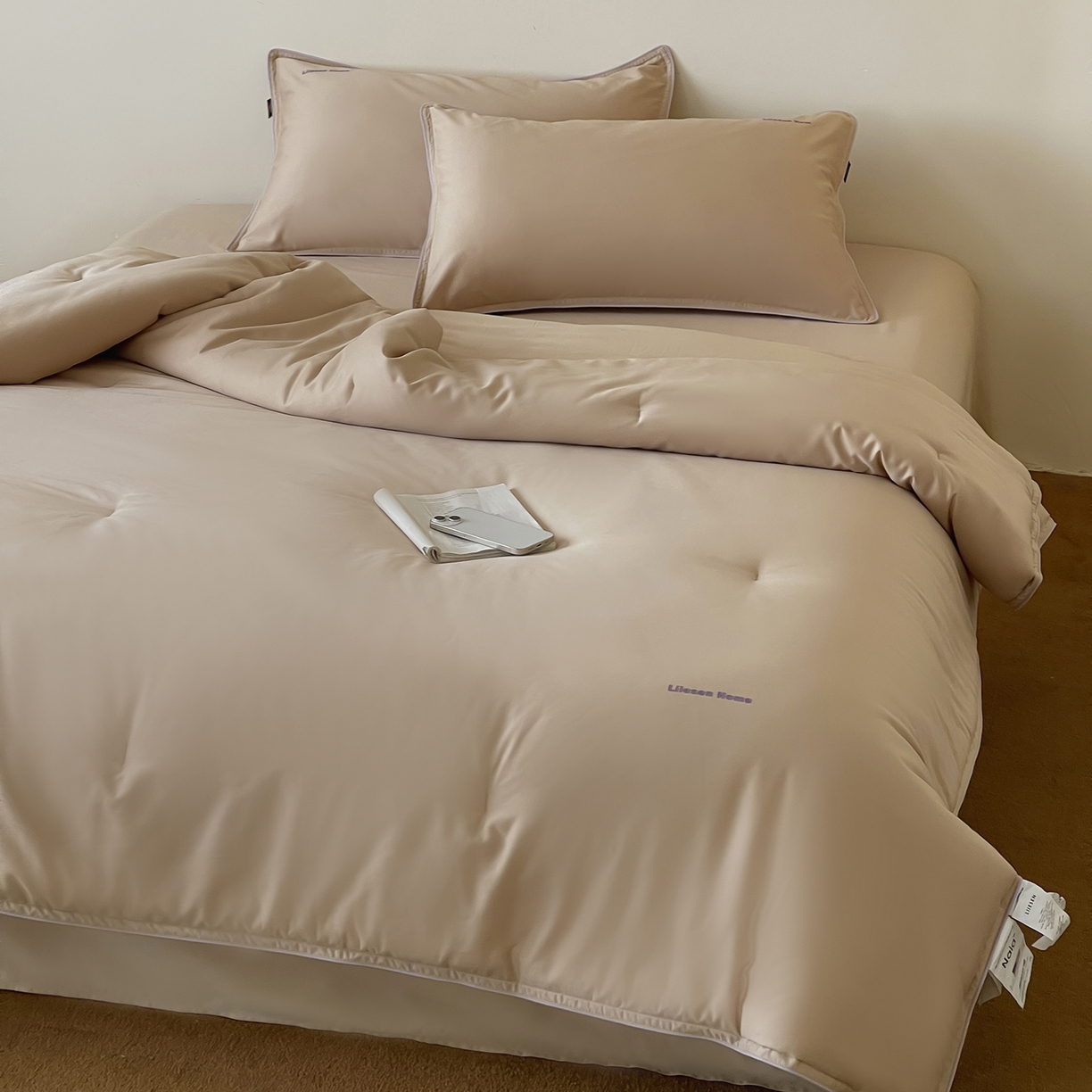 91家纺网 家纺一手货源 找家纺 丽笙被芯 2025新款秋冬亲肤舒适80S超细旦天丝棉微磨毛素色可水洗懒人被-场景二 经典咖